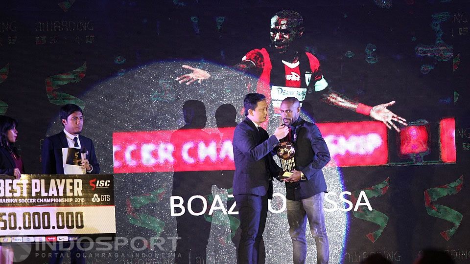 Penyerahan penghargaan Pemain Terbaik TSC 2016 kepada penyerang Persipura Jayapura Boaz Solossa. Copyright: © Herry Ibrahim/INDOSPORT